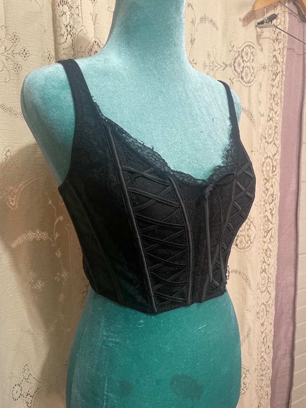 Victoria Secrets: cropped corset top